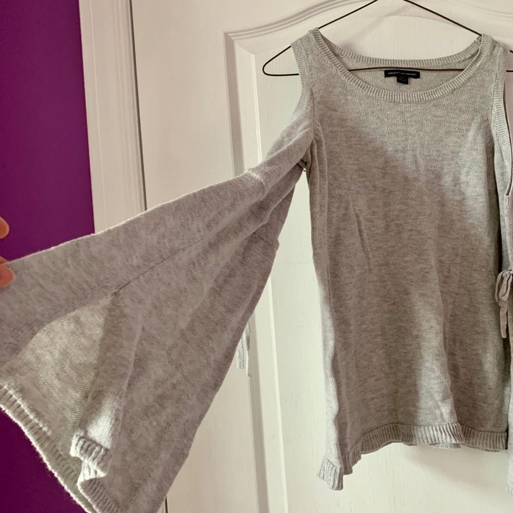 Long sleeve grey top with volume sleeve.